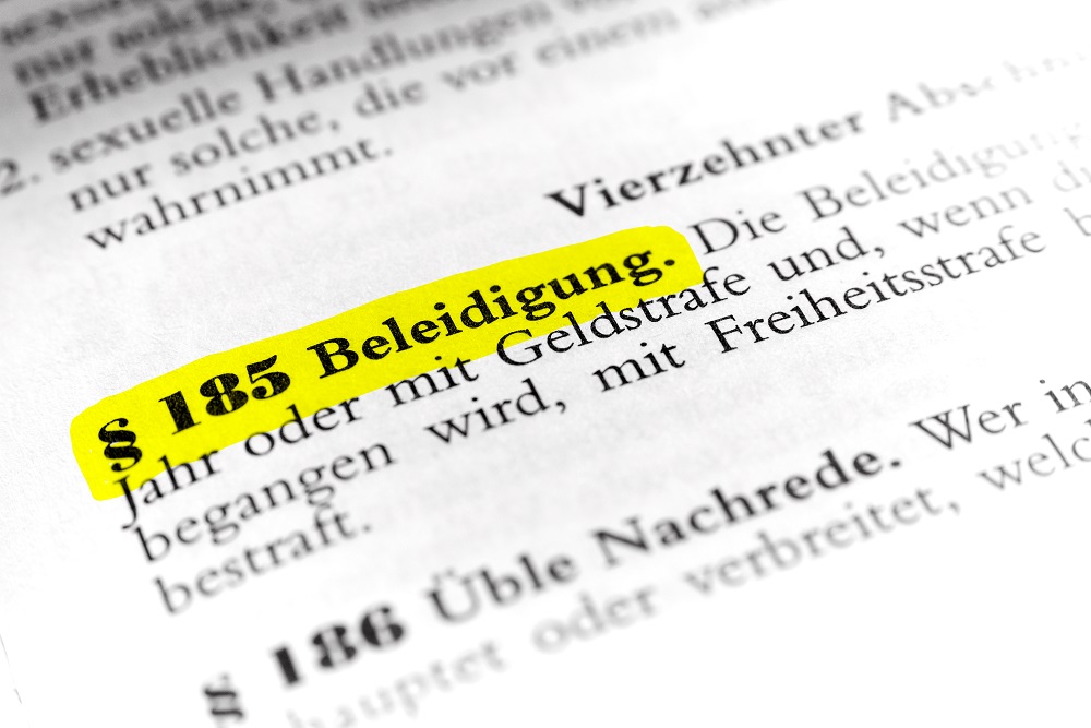 Laut dem Landgericht München I (25 O 12738/22) ist die Bezeichnung “Gollum” eine Ehrverletzung bzw. Beleidigung und greift rechtswidrig in das Persönlichkeitsrecht einer Person ein. Deren Verwender, eine Bürgerbewegung, darf einen Wissenschaftler nicht mehr so nennen.