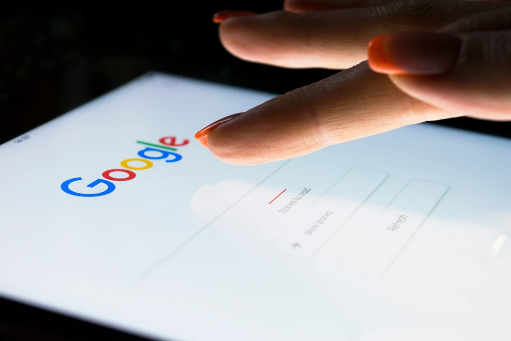 Wichtige Features in der Google-Suche fehlen wegen des Digital Markets Act. Die Bewertungssortierung und interaktive Kartenverknüpfungen sind verschwunden.